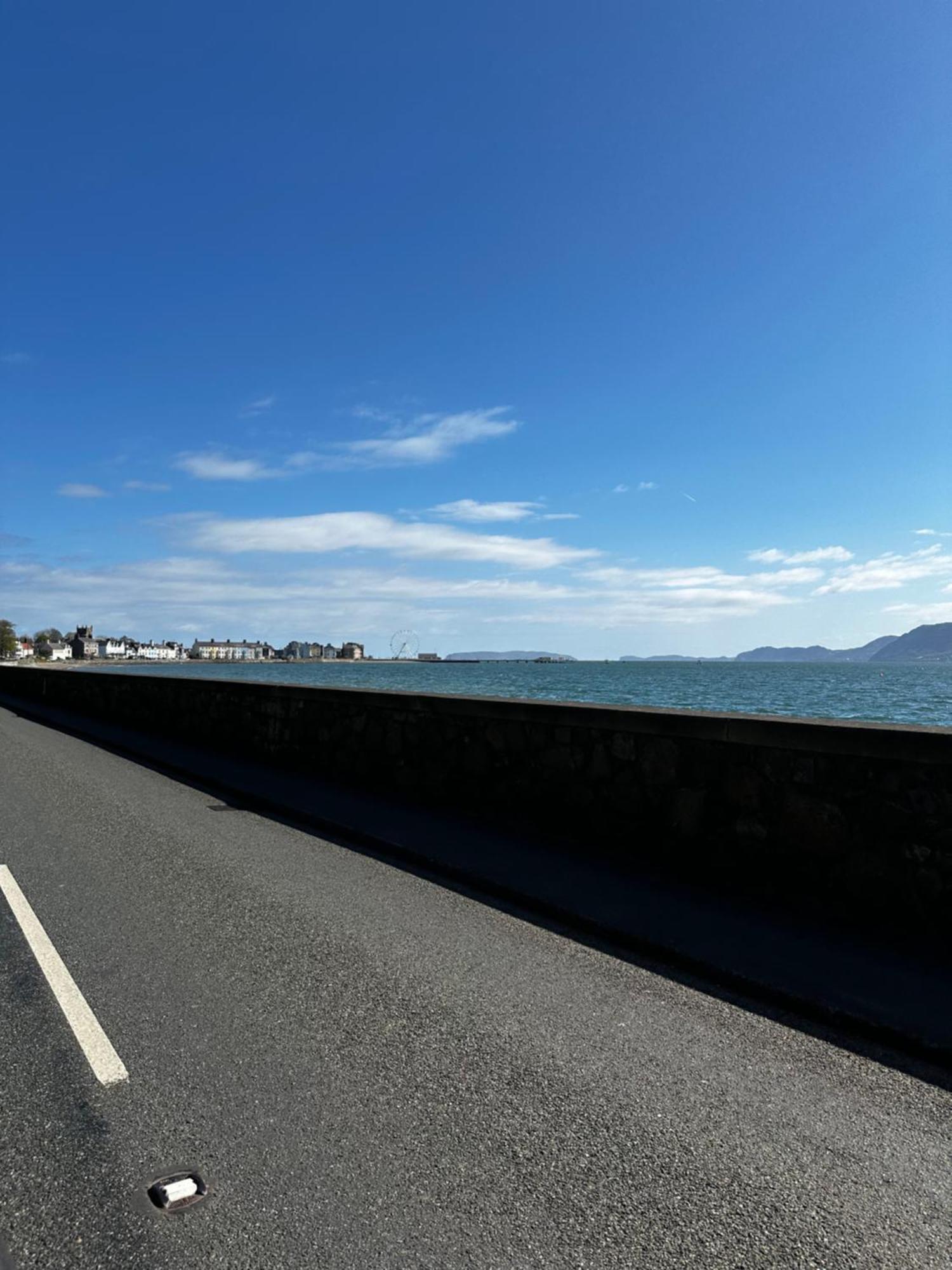 Ty Hapus Central Beaumaris Exteriör bild